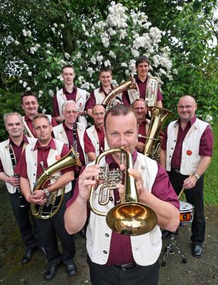 Mehrere Musiker der Original Lausitzer Blasmusikanten stehen draußen mit Trompeten, Hörnern und Tuba beim Sommerfest in Bloischdorf.