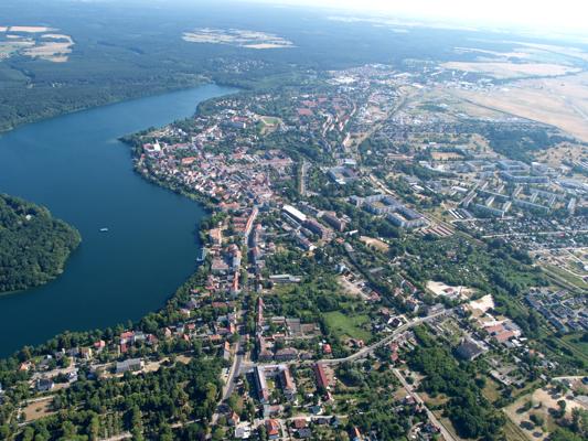Aus der Luft zeigt sich Strausberg mit der Fontanestraße, dichtem Grün und dem Seeufer, das den Wandel vom Wald zur Wohnlage deutlich macht.