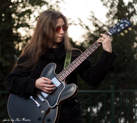 Beim Terrassenkonzert spielt Alina Dalsegno E-Gitarre und bringt Blues und Jazz mit russischer Seele unter freiem Himmel auf die Bühne.