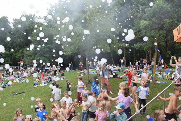 Beim Strandbadfest am Bötzsee feiern Kinder und Familien zwischen Seifenblasen, Strandspielen und Musik mit Toni Baroni und DJ Hagen Stegemann.
