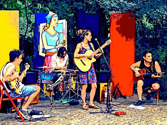 Beim Dorffest in Cöthen spielen mehrere Musiker live im Freien mit Gesang, Gitarre und Schlagzeug und sorgen für Musik, Tanz und Stimmung.