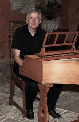 Beim Internationalen Orgelsommer 2026 sitzt Prof. Dr. Andreas Marti am Cembalo und spielt Musik der bachischen Familie von Johann Sebastian Bach.