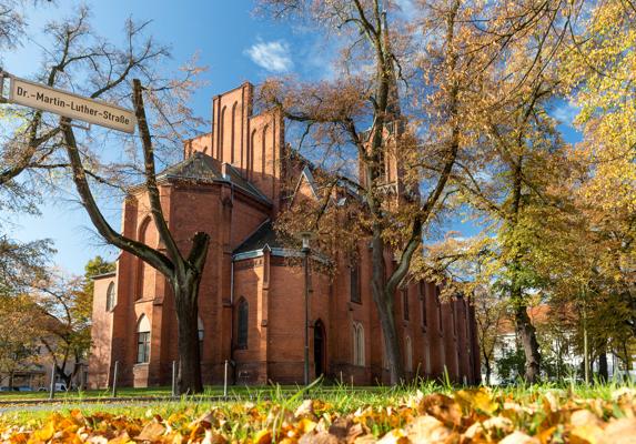 Vor der Kirche an der Dr.-Martin-Luther-Straße in Cottbus weist der 38. Internationale Orgelzyklus auf ein Konzert für Bariton und Orgel hin.