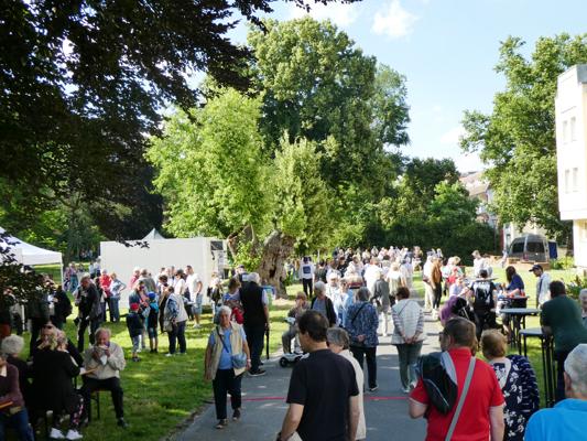 Viele Besucher feiern bei der 16. Kleinen Parknacht im Lennépark das Motto „Flower Power“ zwischen Bäumen, Wegen und Ständen im Gartendenkmal.