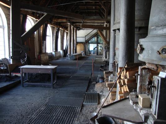 In der historischen Halle in Peitz wird beim Tag der Industriekultur Brandenburg das Drahtziegelgewebe an Ofenanlagen und Metallrosten gezeigt.