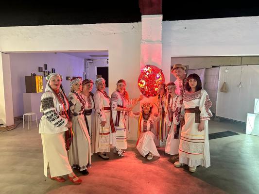 Beim Grünen Konzert von Roksana Vikaluk und der Theatergruppe ОБЕРІГ / Oberih stehen mehrere Mitwirkende in traditioneller Kleidung zusammen.