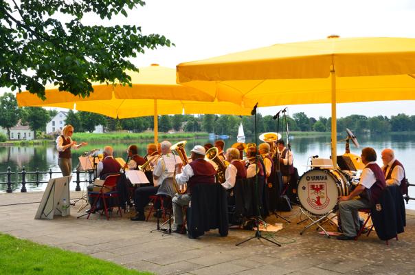 Der Musikverein Müllrose e.V. spielt bei den Müllroser Seekonzerten, Foto: Saskia Hoffmann, Lizenz: Stadt Müllrose/ Haus des Gastes