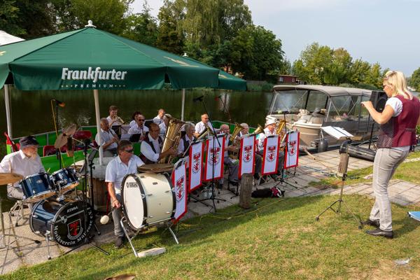 Der Musikverein Müllrose e.V. spielt am Oder-Spree-Kanal, Foto: Lutz Boltz, Lizenz: Haus des Gastes Müllrose