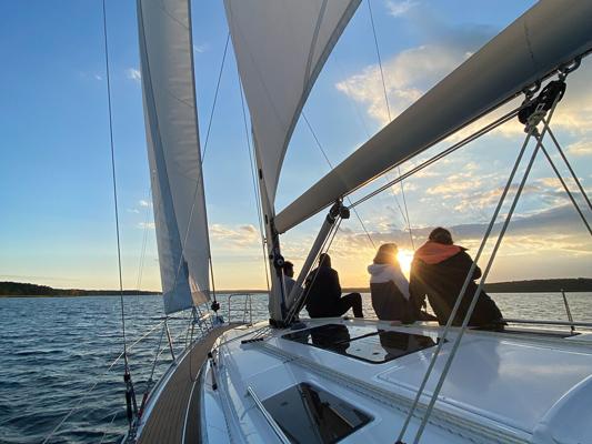 Segelyacht "Hans Albers" segelt hoch am Wind in den Sonnenuntergang, Foto: Steffen Lelewel, Lizenz: AHOI Mitsegeln