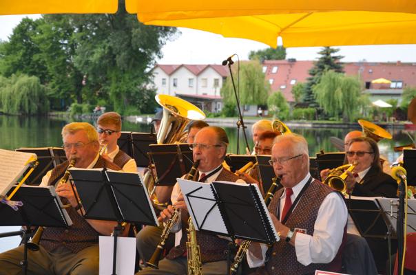 Der Musikverein Müllrose e.V. spielt am Oder-Spree-Kanal, Foto: Saskia Hoffmann, Lizenz: Stadt Müllrose/ Haus des Gastes