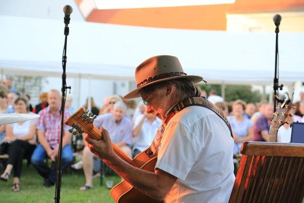 Beim 7. Summertime Blues in Müllrose spielt die EB Davis Bluesband vor Publikum im Hinterhof des Rathauses.