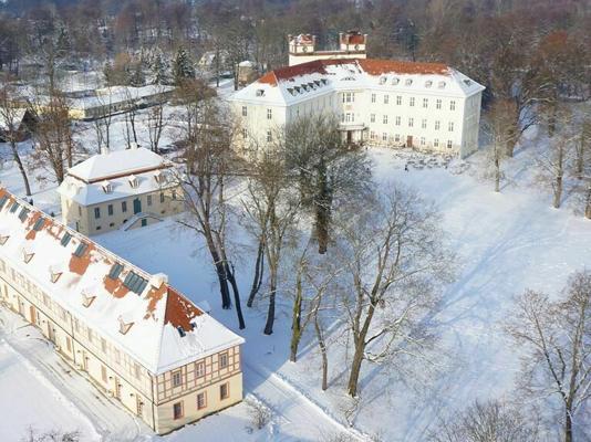 Über dem verschneiten Schlossensemble in Cottbus liegt winterliche Ruhe, passend zu Jazz im Schloss – Sommer-Swingladen auf der Schlossterrasse.