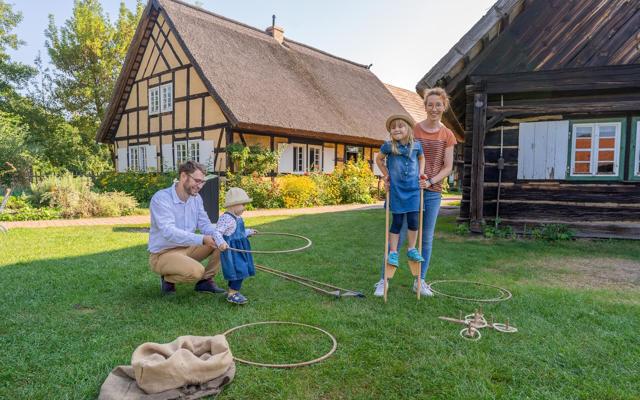 Historische Kinderspiele ausprobieren im Freilandmuseum Lehde, Foto: Maria Bühler, Lizenz: Museum OSL