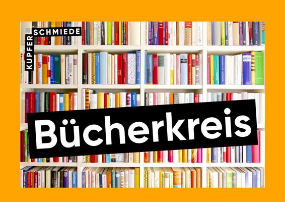 Vor farbigen Bücherregalen steht groß „Bücherkreis“ auf Schwarz, daneben klein „Kupfer Schmiede“ am Rand in einem auffälligen Orange.