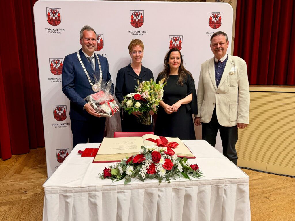 Eintragung von Prof. Ulrike Gutheil in das Goldene Buch der Stadt Cottbus/Chóśebuz