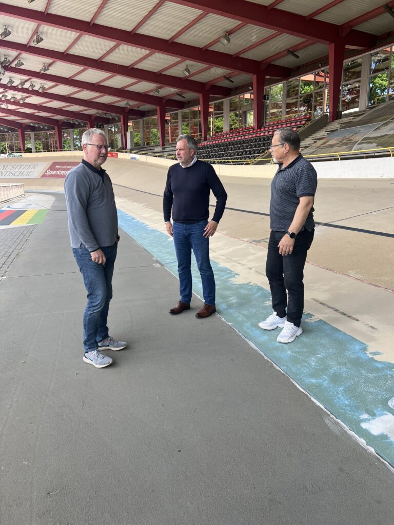 OB Schick besucht Radrennbahn im Sportzentrum Cottbus