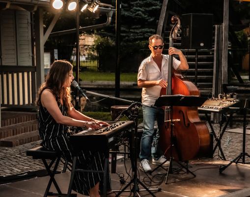 Am Großen Hafen in Lübbenau spielen Keyboard und Kontrabass bei Livemusik zum chilligen Ausklang eines Spreewaldtags am Wasser.