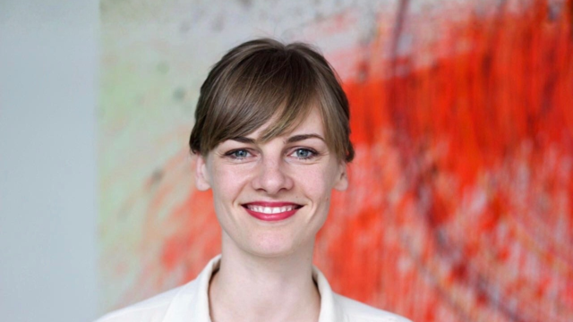Mit einem freundlichen Lächeln spricht Dr. Romy Jaster beim Fake News Festival über Desinformation und digitale Demokratie in Cottbus/Chóśebuz.