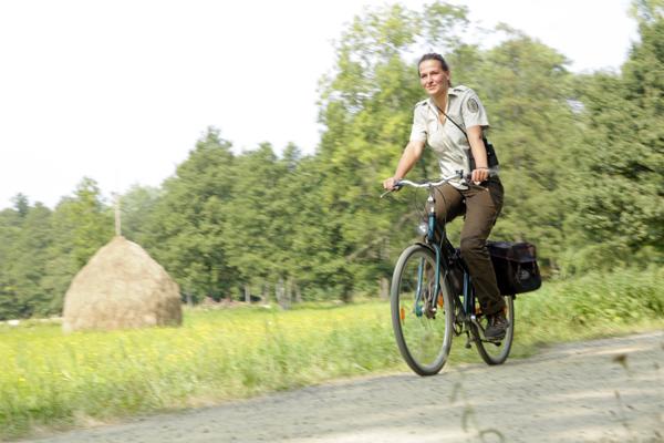 Auf der RangerTour fährt eine Spreewald-Rangerin mit dem Fahrrad durch das Biosphärenreservat und gibt Einblicke in ihre Arbeit.