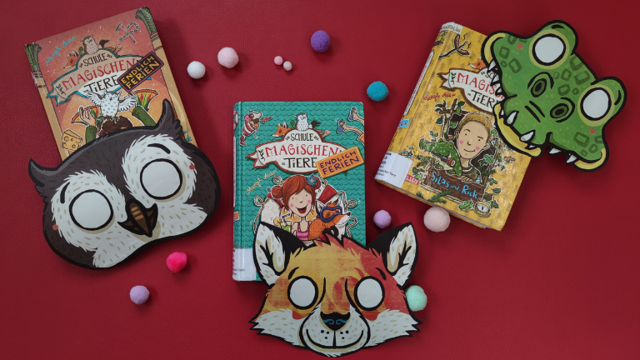 Bunte Bücher und Tiermasken zu Die Schule der magischen Tiere – Endlich Ferien! begleiten die Schnitzeljagd in der Kinderbibliothek für Kinder ab 6 Jahren.