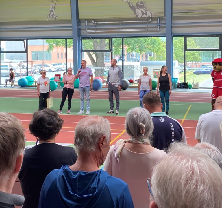 Beim Deutsch-Polnischen Seniorensportfest spricht Oberbürgermeister Tobias Schick vor Seniorinnen und Senioren in der Halle und dankt dem Seniorenbeirat.