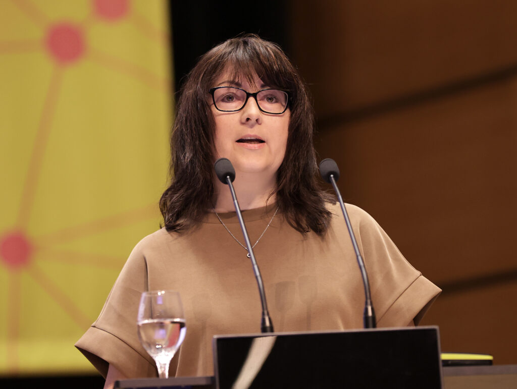 Aline Erdmann bei ihrer Rede auf der Bundeskonferenz in Lübeck.
