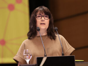 Aline Erdmann bei ihrer Rede auf der Bundeskonferenz in Lübeck.