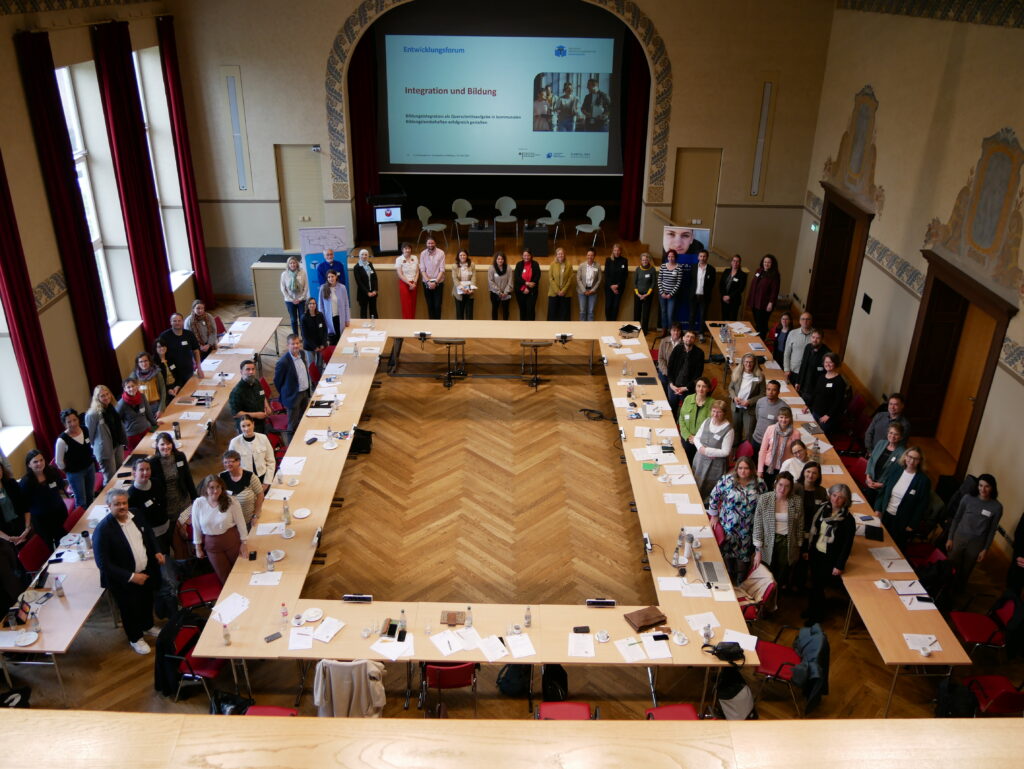 Im Stadthaus Cottbus/Chóśebuz treffen sich rund 50 Teilnehmende zum Entwicklungsforum Integration und Bildung und diskutieren den kommunalen Austausch.