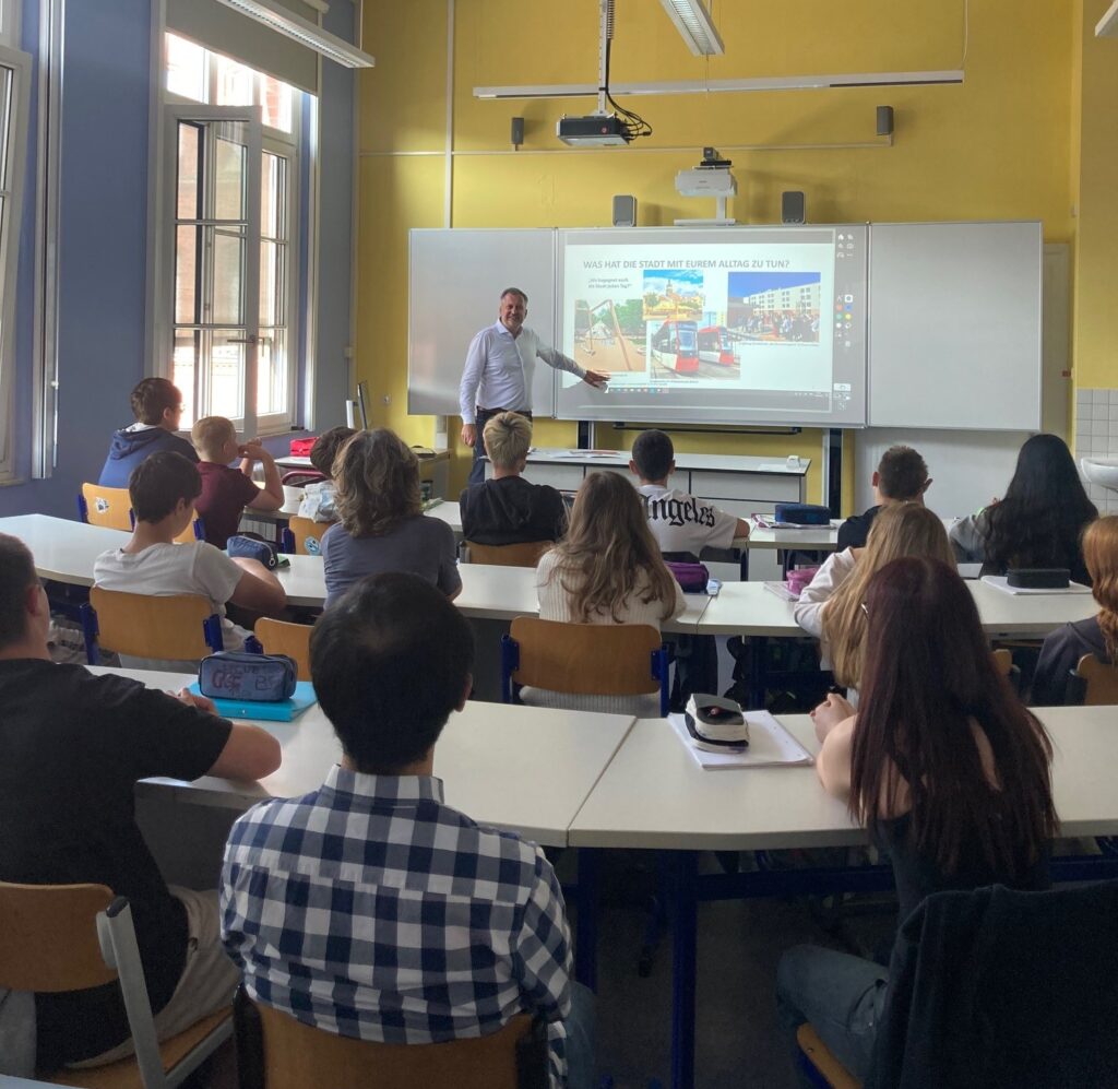Oberbürgermeister Tobias Schick im Gespräch mit Schülerinnen und Schülern der 7. Klasse der Paul-Werner-Oberschule