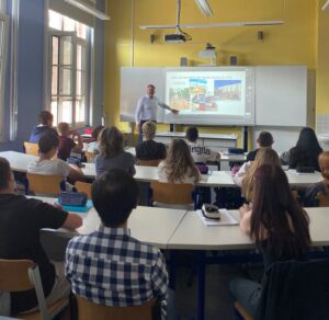 Oberbürgermeister Tobias Schick im Gespräch mit Schülerinnen und Schülern der 7. Klasse der Paul-Werner-Oberschule
