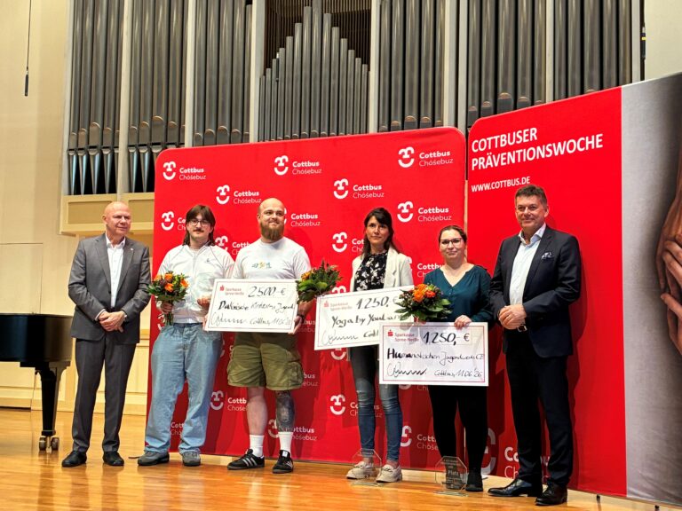 Bei der Cottbuser Präventionswoche nehmen Jim Hendren, János Lázár und Peter Anspach Preise von Thomas Bergner in Cottbus/Chóśebuz entgegen.