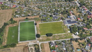 Luftaufnahme des Sportplatzes von SV Wacker 09 Cottbus-Ströbitz mit zwei Fußballfeldern, Vereinsgebäuden und Wohnhäusern in Ströbitz/Strobice.