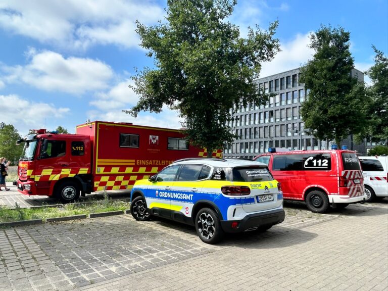 Lagebesprechung zur Bombenentschärfung am Knappschaftsplatz. Zu sehen sind Einsatzleitwagen des Katastrophenschutzes des Ordnungsamtes sowie des Rettungsdienstes.