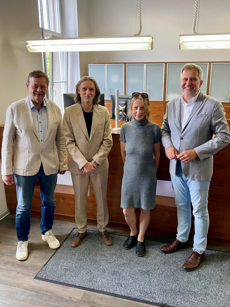 Stadtverordnetenvorsteher Dr. Wolfgang Bialas, Dr. med. Kay-Patrick Braun, Dipl.-Med. Marcella Koark und Oberbürgermeister Tobias Schick.
