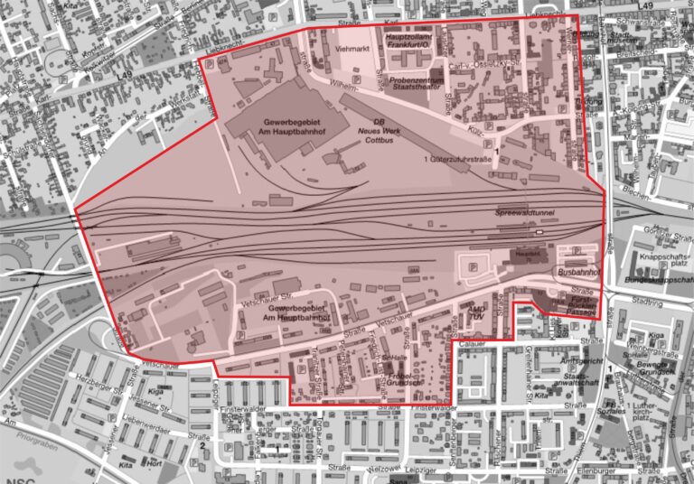 Rot umrandete Evakuierungszone rund um den Hauptbahnhof Cottbus mit Bahngleisen und umliegenden Straßen auf einer Stadtkarte.