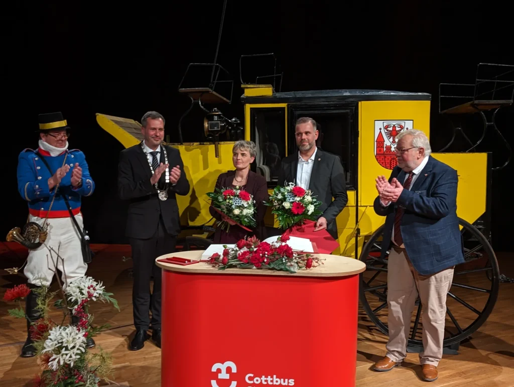Eintragung in die Ehrenchronik beim Neujahrsempfang der Stadt Cottbus am 10. Januar 2024 – Ehrung auf der Bühne mit Oberbürgermeister und Ehrenchronik