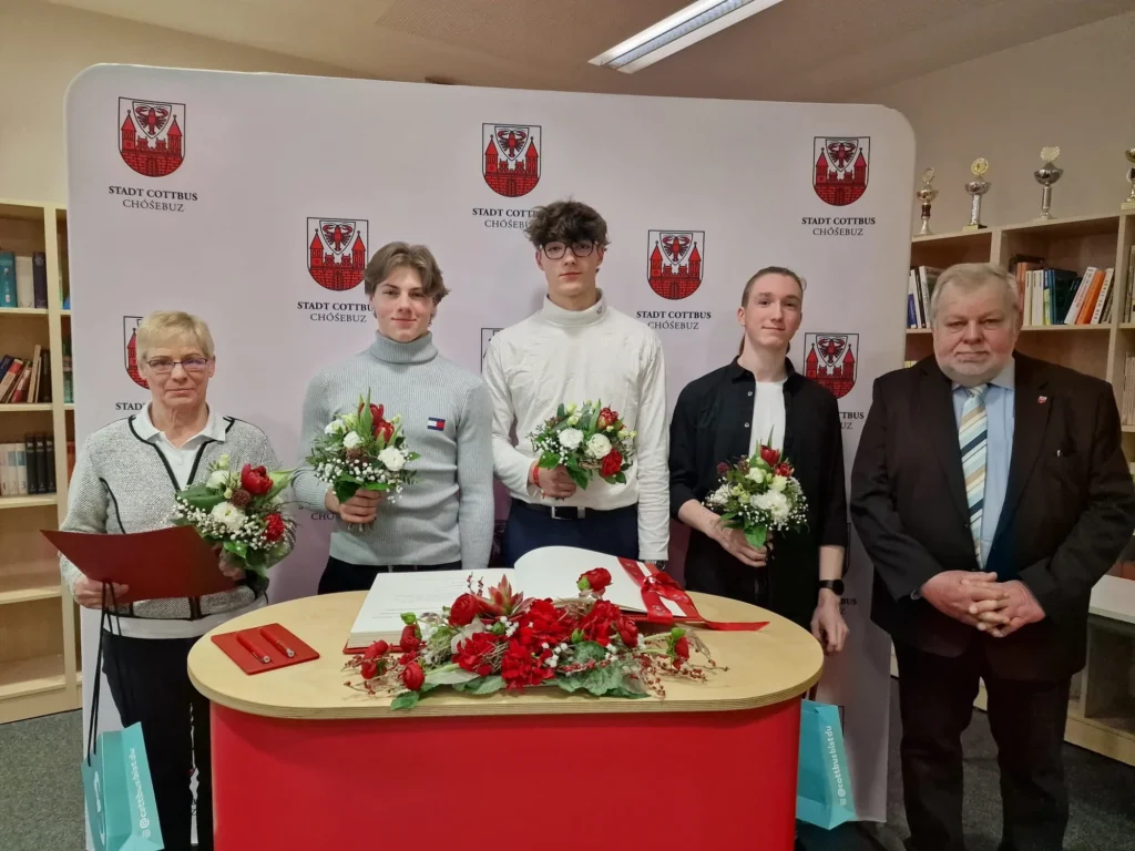 Eintragung in die Ehrenchronik auf der Vollversammlung der Cottbuser Sportjugend am 21. Februar 2024 – Geehrte Juniorsportler und Trainerin mit Ehrenchronik