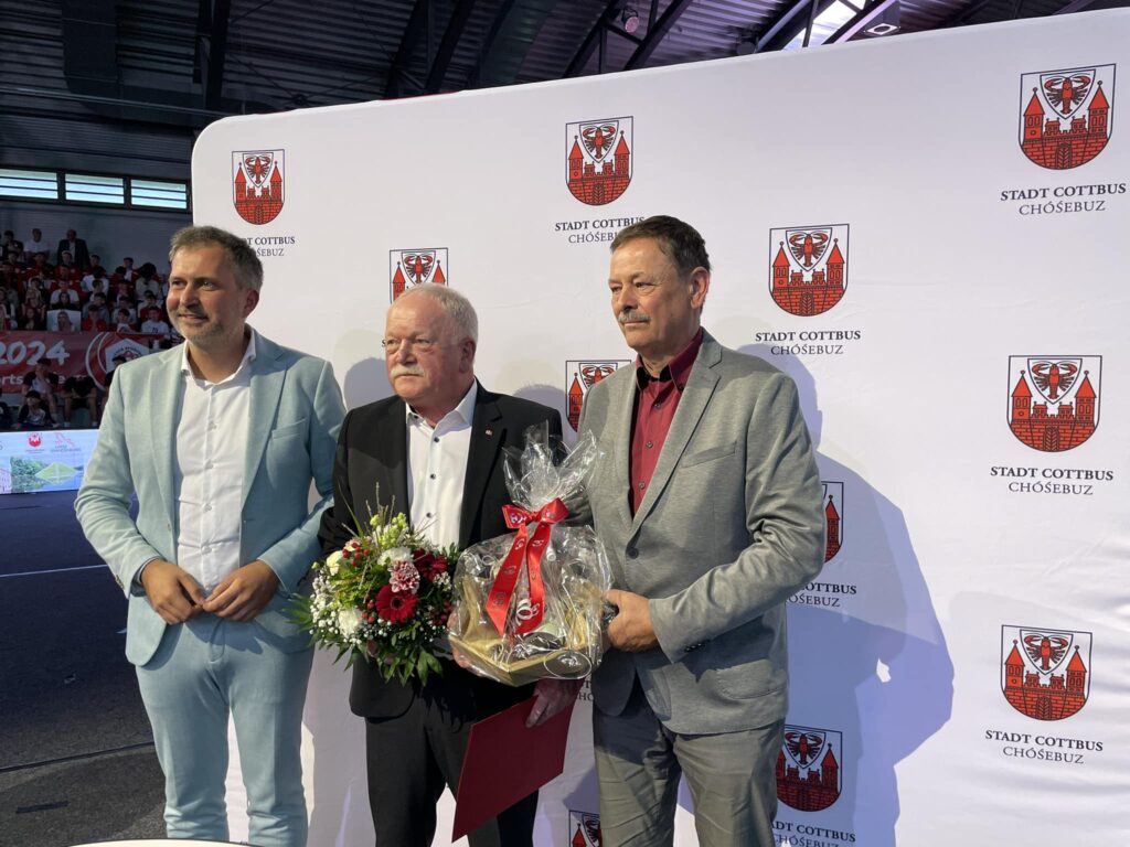 Eintragung von Wolfgang Neubert in die Ehrenchronik auf der Festveranstaltung 70 Jahre Lausitzer Sportschule am 13. September 2024