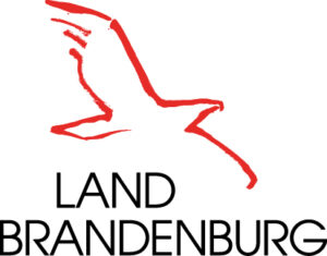 Rote Umrissgrafik eines stilisierten Vogels über dem Schriftzug „LAND BRANDENBURG“ auf weißem Grund.