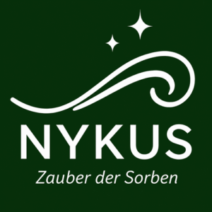 Grünes Logo mit weißem Schriftzug NYKUS und dem Zusatz Zauber der Sorben, darüber stilisierte Sterne und eine Schwunglinie.