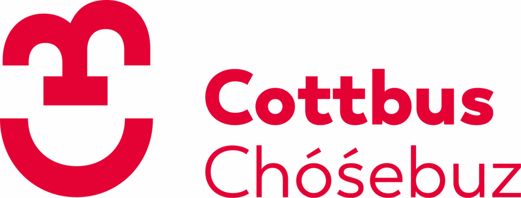 Rotes Logo mit Schriftzug Cottbus Chóśebuz auf weißem Hintergrund, daneben ein stilisiertes Stadtzeichen.