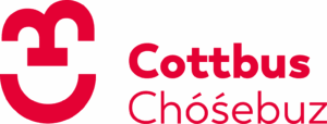 Rotes Logo mit Schriftzug Cottbus Chóśebuz auf weißem Hintergrund, daneben ein stilisiertes Stadtzeichen.
