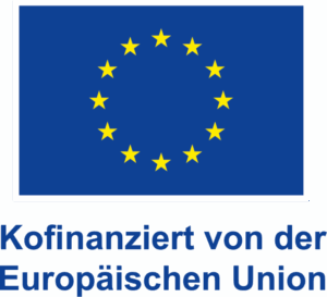 Auf blauem Grund steht der Hinweis „Kofinanziert von der Europäischen Union“ unter der EU-Flagge mit gelben Sternen im Kreis, klar lesbar.