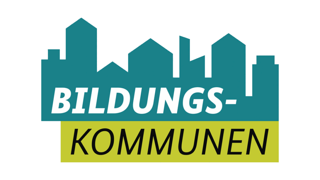 Logo der Bildungskommunen mit türkisfarbener Stadtsilhouette und gelbem Schriftzug BILDUNGS-KOMMUNEN.