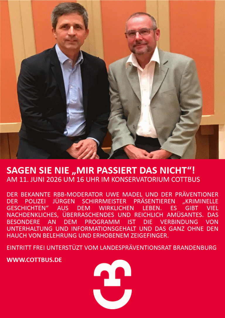 In Cottbus kündigen Uwe Madel und Jürgen Schirrmeister den Abend „Sagen Sie nie, mir passiert das nicht!“ am 11. Juni 2026 um 16 Uhr an.