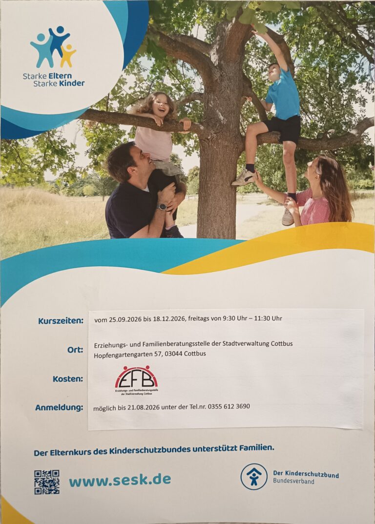 Das Plakat zu Starke Eltern - Starke Kinder zeigt eine Familie beim Klettern im Baum und nennt Kurszeiten, Ort in Cottbus sowie Anmeldung.