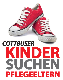 Rote Sneakers stehen über dem Schriftzug „COTTBUSER KINDER SUCHEN PFLEGELTERN“ und verweisen auf den Pflegekinderdienst der Stadt Cottbus/Chóśebuz.