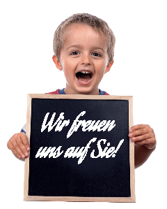 Ein lächelndes Kind hält eine Tafel mit dem Schriftzug „Wir freuen uns auf Sie!“ und vermittelt eine herzliche Einladung zum Kontakt.