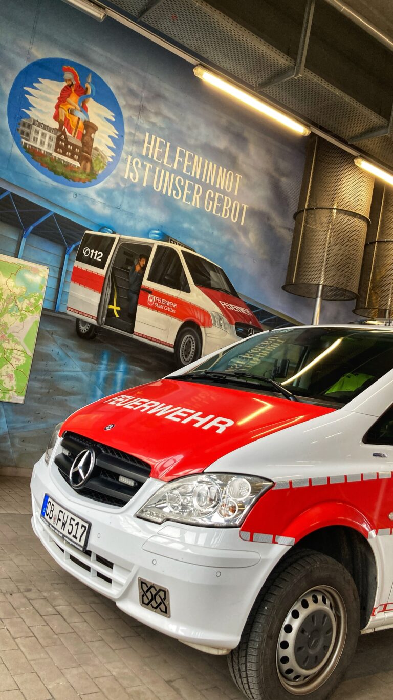 ELW mit Wandgemälde der Feuer- und Rettungswache 1