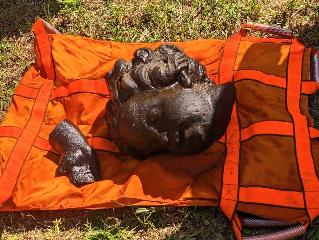 bf3317a6078604ad1517e7e37e3de58b786ca14dc8f6aa69e594acafa6bcb0b5.jpg#Brücke Franz-Mehring-Straße, Cottbus, #Schneckenreiter, #Strömungsrettereinheit findet fehlenden Kopf un Ellenbogen vom Schneckenreiter, #Vandalismus